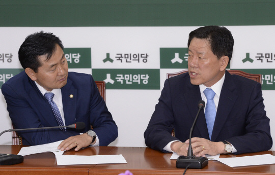 주승용(오른쪽) 국민의당 대표 권한대행 겸 원내대표가 12일 오전 국회에서 열린 주요당직자 회의에서 김관영 원내수석부대표와 이야기를 나누고 있다. 김선규 기자 ufokim@