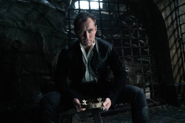 극 중 보티건 역을 맡은 배우 주드 로. 사진 워너브러더스 코리아.