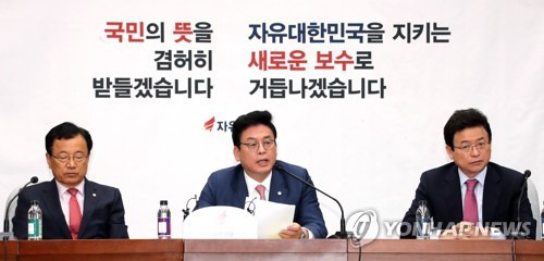 (서울=연합뉴스) 배재만 기자 = 자유한국당 정우택 당대표 권한대행 겸 원내대표(가운데)가 12일 오전 국회에서 열린 원내대책회의에서 발언하고 있다. 2017.5.12      scoop@yna.co.kr