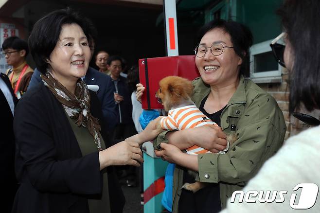 김정숙 여사가 13일 오후 서울 서대문구 홍은동 사저에서 청와대로 떠나기 앞서 입구에서 기다리던 시민들과 인사를 나누고 있다. (청와대 제공) 2017.5.13/뉴스1 © News1 이광호 기자