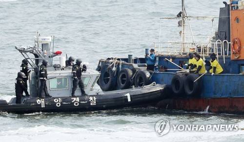 해경의 불법 외국어선 단속 훈련 장면. [연합뉴스 자료사진]