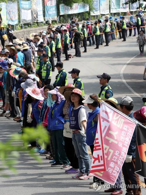 (성주=연합뉴스) 김준범 기자 = 13일 오후 사드가 배치된 경북 성주골프장 인근 진밭교 삼거리에서 열린 불법사드 원천무효 제3차 소성리 범국민 평화행동에서 참가자들이 손을 잡고 인간 띠 잇기를 하고 있다. 2017.5.13