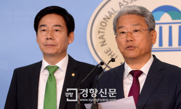 “원내대표 출마합니다” 국민의당 김동철 의원(오른쪽)이 14일 국회에서 차기 원내대표 출마를 선언하면서 러닝메이트인 정책위의장 후보 이용호 의원과 함께 기자회견을 하고 있다.   김기남 기자 kknphoto@kyunghyang.com