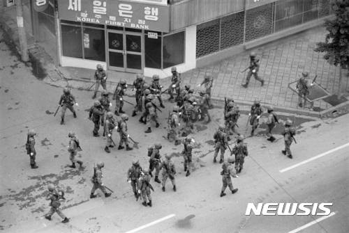 【광주=뉴시스】배동민 기자 = 오는 18일 광주 북구 운정동 국립5·18민주묘지에서 제37주년 5·18민주화운동 정부 기념식이 열린다. 사진은 1980년 5월 광주 금남로 일원을 장악한 공수부대 병력. 2017.05.14. (사진=5·18기념재단 제공) photo@newsis.com