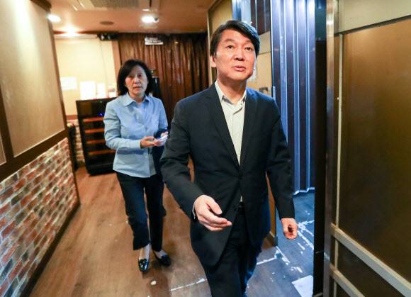 안철수 부부, 전문가광장 모임 참석 - 국민의당 안철수 전 대선후보가 14일 오후 서울의 한 한정식집에서 정책그룹이었던 ’전문가광장’ 소속 교수들과 만남을 위해 입장하고 있다. 왼쪽은 안 전 후보 부인 김미경 교수. 연합뉴스