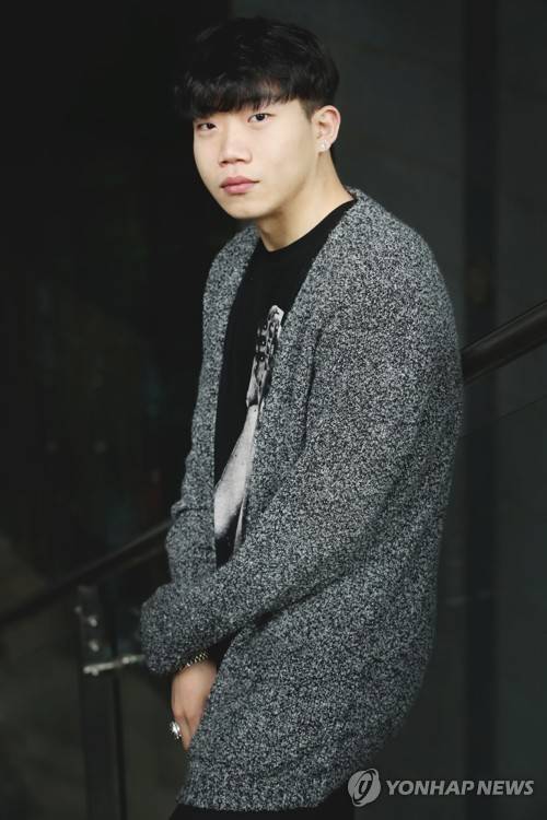 (서울=연합뉴스) 진연수 기자 = 음원 강자로 떠오른 래퍼 겸 프로듀서 창모가 연합뉴스와 인터뷰에 앞서 포즈를 취하고 있다. 2017.5.14      jin90@yna.co.kr