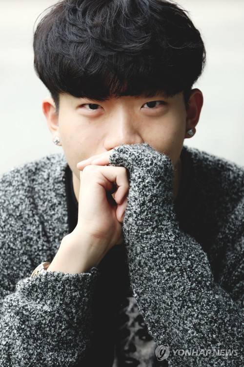 (서울=연합뉴스) 진연수 기자 = 음원 강자로 떠오른 래퍼 겸 프로듀서 창모가 연합뉴스와 인터뷰에 앞서 포즈를 취하고 있다. 2017.5.14      jin90@yna.co.kr