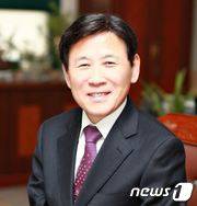 스승의 날 기념 홍조근조훈장을 수상한 울산 개운초 한강희 교장. © News1