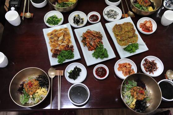 바다 향 물씬 풍기는 멍게가의 밥상.멍게비빔밥 세트(1만 3000원)를 시키면멍게비빔밥과 멍게전, 멍게회, 회무침이 한상 나온다.