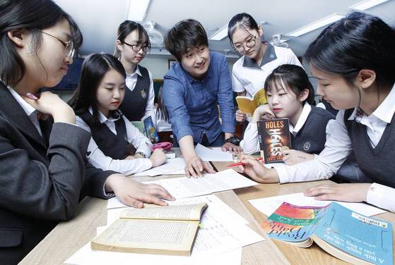 대구 정화여고 1학년 영어 수업에서이재민 교사(가운데)와 학생들이 영어원서 내용에 관해 이야기를 나누고 있다. 이 학교는 일반고로는 드물게 영어원서 수업을 한다.[대구=프리랜서 공정식]