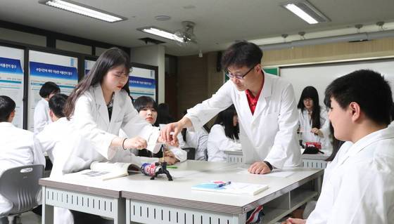 경기도 화성시 안화고에서 백종진 교사(오른쪽)가 ‘화학실험’ 수업을 하고 있다. 이 수업은 15명이 듣는다. 이 학교는 소수 학생이 희망하는 수업도 적극적으로 개설한다.[화성=우상조 기자]