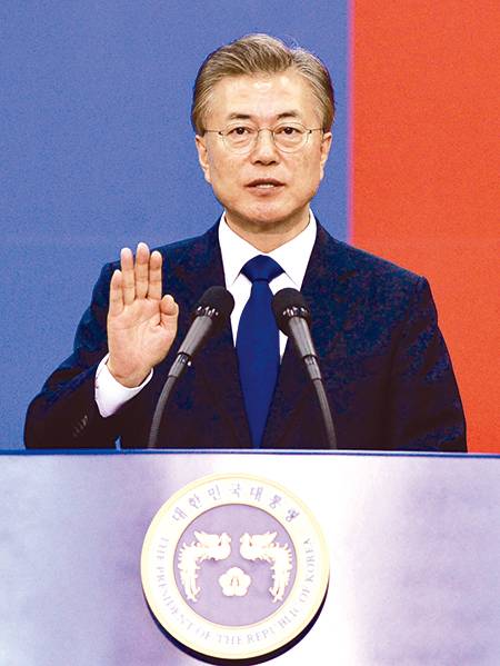 문재인 대통령은 전체 유권자의 31.7% 지지로 출발한 만큼, 자신을 지지하지 않았던 국민들도 섬기는 자세가 필요하다. <연합뉴스>