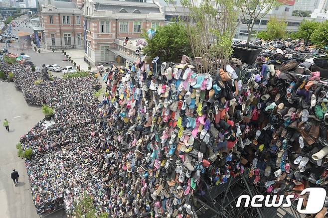 16일 오전 서울 중구 서울역광장에 버려진 신발로 만든 '슈즈 트리(Shoes Tree)'가 설치 돼있다. 환경미술가 황지해 작가의 재능기부로 만들어진 '슈즈트리'는 신발 3만 켤레로 이루어진 높이 17m, 길이 100m의 대형 설치 미술 작품이다.  2017.5.16/뉴스1 © News1 황기선 기자
