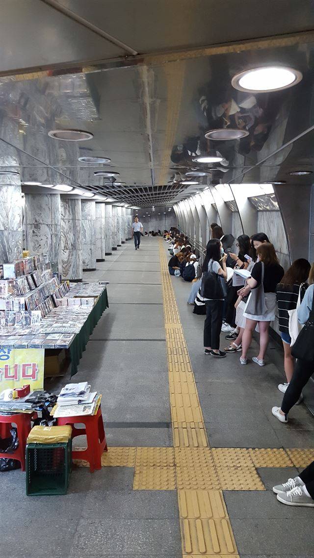 지난해 음악 팬들이 서울 시내 한 음반 매장 앞에서 아이돌 CD를 사기 위해 줄을 서 있다. 한국일보 자료사진