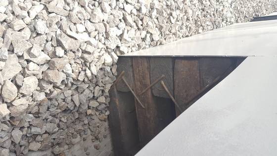 신도림역 ITX승강장 곳곳에 폐침목이 그대로 노출돼 있다. [사진 전국철도노동조합]