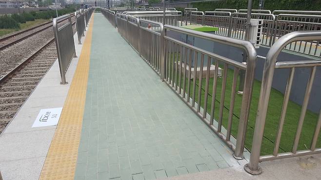 폐침목 더미 위에 보도블록을 깔고 완공한 신도림역 ITX-청춘 승강장. [사진 전국철도노동조합]