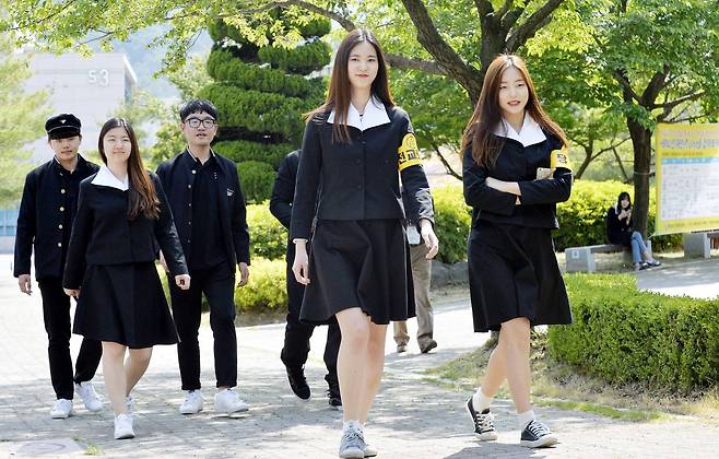대학축제가 한창인 17일 오후 대전 한밭대학교 학생들이 1970년대 고등학교 교복을 입고 캠퍼스를 이동하며 추억만들기를 하고 있다.프리랜서 김성태