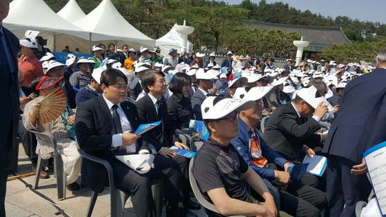 5ㆍ18 기념식 행사장에서 내빈석 대신 시민들과 함께 자리한 안철수 국민의당 대선 후보. 박유미 기자