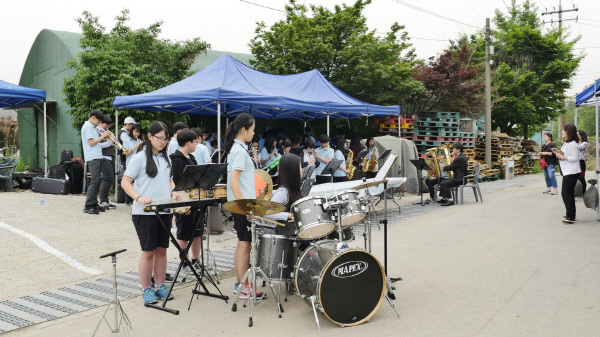 서울 강동구 한영중학교 브라스밴드 45명은 티앤아이가 주최하는 ‘어르신들을 위한 야외음악회’에서 흥겨운 음악을 연주하며 참석자들에게 즐거움을 선사했다.