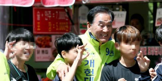 19대 대선 유세 현장에서 당시 이재오 후보가 초등학생들과 찍은 사진. 아이들 3명이 일베 회원끼리 사용하는 ‘손가락 인증’을 하고 있다. (사진=온라인 커뮤니티 캡처)