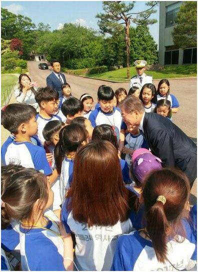 문재인 대통령이 지난 17일 청와대에 견학 온 초등학생들과 인사하고 있다. 연합뉴스