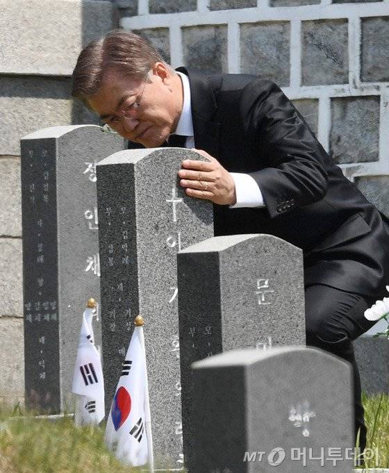 문재인 대통령이 18일 광주 북구 운정동 국립5·18민주묘지에서 열린 제37주년 5·18민주화동 기념식이 끝난 뒤 묘역을 둘러보고 있다. 2017.5.18/뉴스1