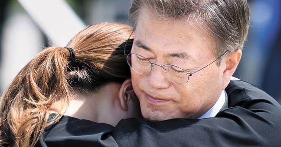 문재인 대통령이 18일 오전 광주 북구 국립 5ㆍ18 민주묘지에서 열린 ‘제37주년 5ㆍ18민주화운동 기념식’에서 5?18 유가족인 김소형씨를 위로하고 있다. [중앙포토]