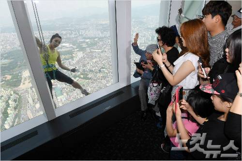 20일 오후 국내최고층 건물인 서울 송파구 잠실 롯데월드타워 맨손등반에 나선 ‘클라이밍 여제’ 김자인이 117층 전망대를 지나고 있다. 황진환기자