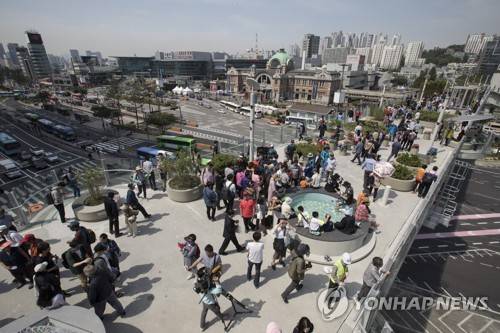 (서울=연합뉴스) 윤동진 기자 = 20일 오전 정식 개장한 서울역 고가 보행길 '서울로 7017'에서 시민들이 시간을 보내고 있다. 2017.5.20      mon@yna.co.kr