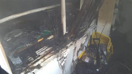 (의정부=연합뉴스) 20일 오후 4시 25분께 경기도 의정부시 신곡동의 한 아파트 9층에서 원인을 알 수 없는 불이 나 주민 등 30여 명이 대피하는 소동을 빚었다. 2017.5.20   [경기도북부소방재난본부 제공=연합뉴스]      nsh@yna.co.kr  (끝)