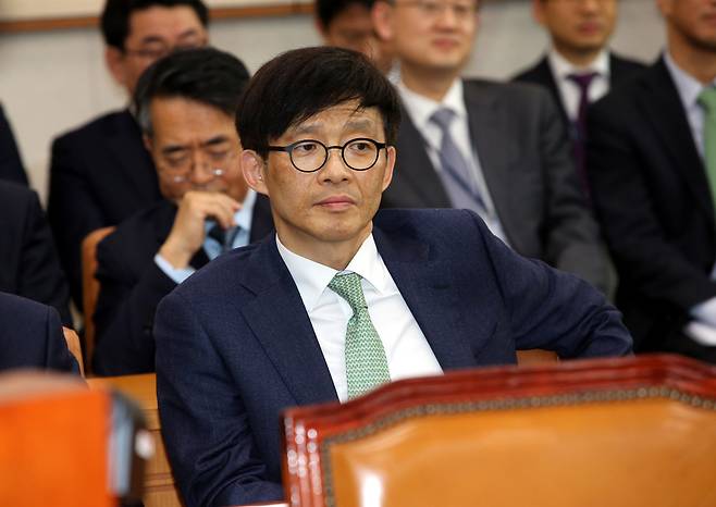 2016년 11월17일 오후 국회 본청에서 열린 국회 법사위 전체회의에서 안태근 법무부 검찰국장이 회의를 지켜보고 있다. 김태형 기자 xogud555@hani.co.kr