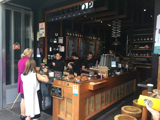 음료 만드는 부스 외에는 공간이 거의 없는 좁은 워크숍의 내부. 3~5명이 연신 커피를 만들어 낸다.