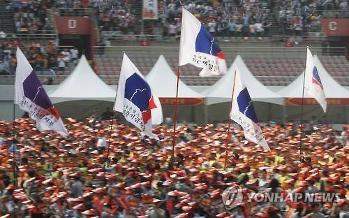 (서울=연합뉴스) 신준희 기자 = 23일 오전 서울 마포구 상암동 서울월드컵경기장에서 금융노조 총파업 집회가 열리고 있다.   금감원에 따르면 은행권 파업예정인원은 약 1만8천명으로 은행직원 대비 참가율은 15% 수준이다. 영업점포가 많은 대형 4개 시중은행의 경우 파업참가율은 3% 내외라고 금감원은 전했다.   이름을 밝히지 않은 한 대형 시중은행 직원은 "사측에서 파업집회 참여 시 징계를 하겠다고 해 집회장에 오지 못했다"고 말했다.  금융노조는 성과연봉제 도입 반대와 관치금융 철폐를 요구하며 이날 총파업에 돌입했다. 지난 2014년 9월 관치금융 철폐를 내걸고 파업에 참여한 지 2년 만이다. 2016.9.23  hama@yna.co.kr