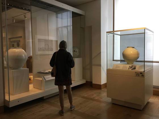 영국박물관(대영박물관) 한국관의 달항아리 코너