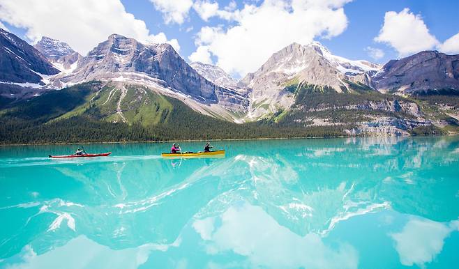 캐나다 로키 최대의 국립공원인 재스퍼 국립공원을 대표하는 맑고 깨끗한 멀린 호수(Maligne Lake)에서 카누와 카약을 즐기는 사람들. 한폭의 그림을 보는 듯 하다. / 한진관광 제공
