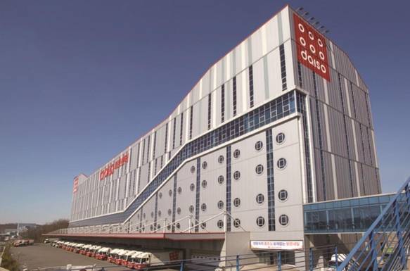 경기도 용인에 위치한 다이소 물류센터. 연면적 10만5456㎡ 규모로 국내 최대 자동화 물류센터다. 상품 입고에서부터 출고까지 모든 과정이 전자동으로 관리된다./다이소