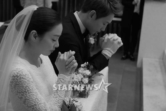 지난 1월 19일 혼배미사로 부부가 된 비 김태희 부부 /사진제공=레인컴퍼니 루아엔터테인먼트