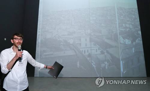 (서울=연합뉴스) 이재희 기자 = 23일 오전 서울 종로구 국립현대미술관 서울관에서 열린 '불확정성의 원리' 전시에서 미국 작가 재커리 폼왈트가 '파노라마와 법인의 탄생' 작품을 설명하고 있다.