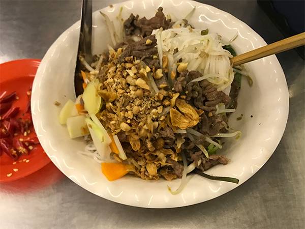 한국인 입맛에 잘 맞는 쇠고기 비빔국수. ⓒ MK스타일