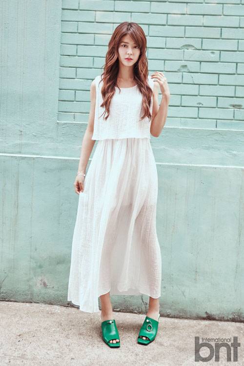 후지이 미나의 단아하고 소녀 같은 화보가 공개됐다. 사진=레인보우미디어