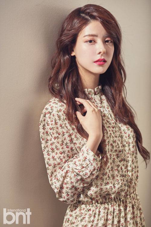 후지이 미나의 단아하고 소녀 같은 화보가 공개됐다. 사진=레인보우미디어