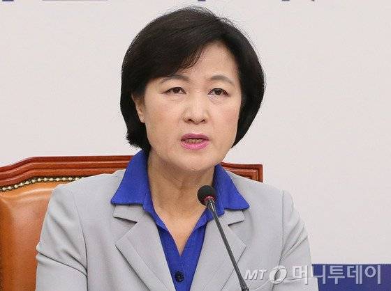 추미애 더불어민주당 대표가 24일 서울 여의도 국회에서 열린 최고위원회의에서 모두 발언을 하고 있다. 2017.5.24/뉴스1  <저작권자 © 뉴스1코리아, 무단전재 및 재배포 금지>