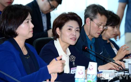 한정애 국정기획자문위원회 사회분과 위원이 25일 오후 서울 종로구 통의동 금융감독원 연수원에 마련된 국정기획자문위원회에서 열린 고용노동부 업무보고에서 모두발언을 하고 있다. 2017.5.25/뉴스1  <저작권자 &copy; 뉴스1코리아, 무단전재 및 재배포 금지>