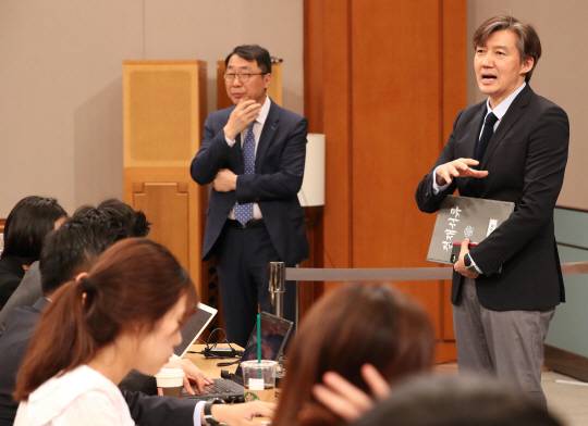 조국 민정수석이 25일 오전 청와대 춘추관 대브리핑실에서 국가인권위원회의 위상 강화를 골자로 한 문재인 대통령의 지시사항에 대한 브리핑을 마치고 취재진의 질문을 받고 있다./연합뉴스