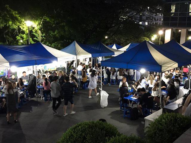 지난 24일 서울 용산구 청파동 숙명여대 축제 첫날 주점에 많은 학생들이 방문했다. 평소와 달리 많은 외부인이 유입되는 날인 만큼, 학생들이 신경 쓰는 부분 또한 많아질 수 밖에 없다. 김빛나 인턴기자