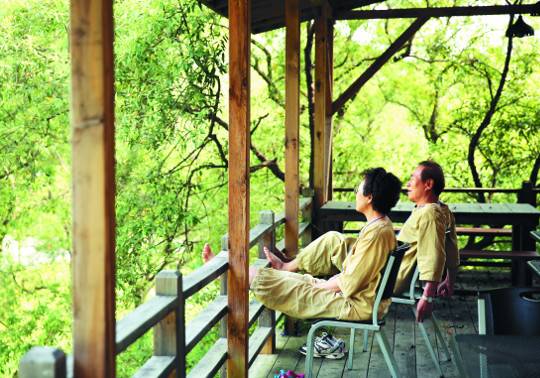 충북 충주시 노은면 ‘깊은 산속 옹달샘’ 명상센터에서 ‘멍스테이’ 프로그램 참가자들이 숲을 바라보며 편안하게 ‘멍때리는 시간’을 갖고 있는 모습.