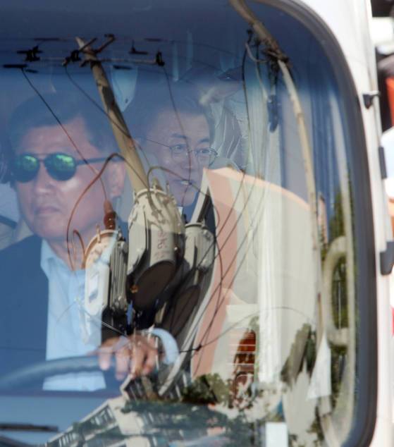 문재인 대통령이 지난 22일 부산 영도의 모친 자택을 방문한 뒤 최성준씨(왼쪽)가 운전하는 버스를 타고 이동하고 있다. [부산=송봉근 기자]