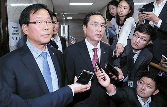 이낙연 국무총리 후보자 인사청문 특위 간사인 더불어민주당 윤후덕 의원(왼쪽)과 자유한국당 경대수 의원이 26일 국회에서 청문회 보고서 채택 문제와 관련해 여야 간사 협의를 마친 뒤 기자들의 질문을 받고 있다. 이날로 예정됐던 이 국무총리 후보자의 청문회 보고서 채택은 여야가 이견을 보이면서 무산됐다. [박종근 기자]
