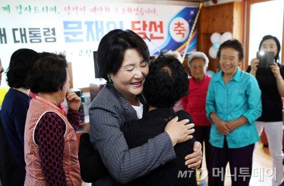 문재인 대통령의 부인 김정숙 여사가 18일 문 대통령 취임 후 첫 공식 외부 일정으로 문 대통령 생가가 있는 경남 거제 남정마을 방문해 마을회관에서 주민들과 포옹하며 인사를 나누고 있다. 거제는 문 대통령 선친이 1950년 함경도 함흥에서 피난 와서 문 대통령을 낳은 곳이다.(청와대)2017.5.18/뉴스1  <저작권자 © 뉴스1코리아, 무단전재 및 재배포 금지>