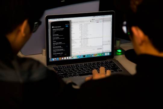 학생들이 컴퓨터 프로그래밍을 연구하고 있다. / 블룸버그 제공.